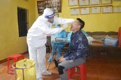 Lấy mẫu xét nghiệm SARS-CoV-2. (Ảnh: TTXVN)