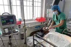 Bệnh nhân được thăm khám sau can thiệp. (Ảnh: TTXVN)