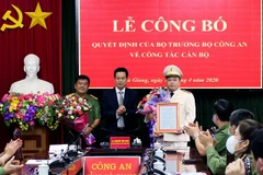 Chủ tịch UBND tỉnh Hà Giang tặng hoa, chúc mừng đại tá Hầu Văn Lý và đại tá Phan Huy Ngọc. (Ảnh: UBND tỉnh Hà Giang)