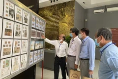 Đại biểu tham quan triển lãm bộ tem 'Văn hóa Óc Eo' tại Nhà trưng bày hiện vật của Ban Quản lý Di tích Văn hóa Óc Eo tỉnh An Giang. (Ảnh: Công Mạo/TTXVN)