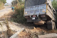 Lâm Đồng: Xe tải nổ lốp lao xuống vực, tài xế mắc kẹt và tử vong