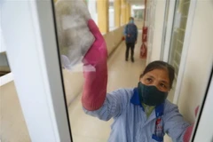 Vệ sinh, khử trùng lần thứ 6 tại Trường THPT Trần Nhân Tông. (Ảnh: Thanh Tùng/TTXVN)