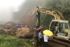 Ngành chức năng tỉnh Lai Châu huy động phương tiện, máy móc, nhân lực khắc phục các điểm sạt lở. (Ảnh: Việt Hoàng/TTXVN)