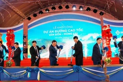 Phó Thủ tướng Trịnh Đình Dũng và các đại biểu thực hiện hiện nghi thức khởi công cao tốc Vân Đồn-Móng Cái hồi tháng 4/2019. (Ảnh: Văn Đức/TTXVN)