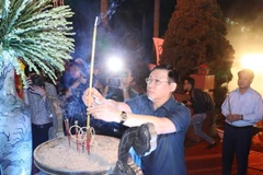 Bí thư Thành ủy Hà Nội Vương Đình Huệ dâng hương tri ân các anh hùng liệt sỹ. (Ảnh: Văn Điệp/TTXVN)