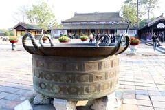 Vạc đồng được đúc năm 1659 thời chúa Nguyễn Phúc Tần.(Ảnh: Đỗ Trưởng/TTXVN)
