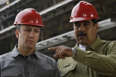 Tổng thống Venezuela Nicolas Maduro (phải) và ông Tareck El Aissami - quyền Bộ trưởng Dầu mỏ. (Nguồn: AP)