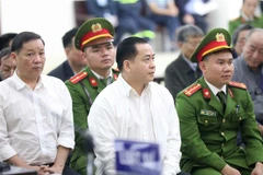 Bị cáo Phan Văn Anh Vũ (sinh năm 1975, Chủ tịch Hội đồng quản trị Công ty cổ phần Xây dựng 79, Công ty cổ phần Bắc Nam 79, Công ty TNHH I.V.C, Công ty cổ phần đầu tư Nhất Gia Phúc) và các bị cáo tại phiên tòa. (Ảnh: Doãn Tấn/TTXVN)