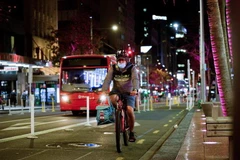 Người dân đeo khẩu trang phòng lây nhiễm COVID-19 khi di chuyển trên đường phố tại Auckland, New Zealand. (Ảnh: THX/TTXVN)