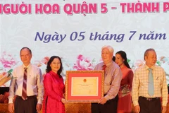 Phó Bí thư Thành ủy Thành phố Hồ Chí Minh Nguyễn Thị Lệ trao bằng Di sản văn hóa phi vật thể quốc gia cho nhóm Hội quán người Hoa. (Ảnh: Thu Hương/TTXVN)