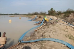 Máy móc, đường ống bơm hút cát của Công ty cổ phần Tập đoàn Anh Vinh sau khi bị cơ quan chức năng lập biên bản còn để lại ngổn ngang tại hồ Châu Pha, khu vực xã Tóc Tiên, thị xã Phú Mỹ. ( Ảnh: Hoàng Nhị/TTXVN)