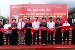 Các đại biểu cắt băng khai mạc triển lãm. (Ảnh: TTXVN)