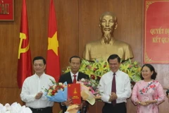 Lãnh đạo Tỉnh ủy, Ủy ban Nhân dân tỉnh Bà Rịa-Vũng Tàu tặng hoa chúc mừng ông Nguyễn Văn Thọ, Phó bí thư Tỉnh ủy, Chủ tịch Ủy ban Nhân dân tỉnh Bà Rịa-Vũng Tàu tại lễ nhậm chức. (Ảnh: Hoàng Nhị/TTXVN)