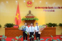 Ông Bùi Văn Tỉnh, Bí thư Tỉnh ủy Hòa Bình tặng hoa chúc mừng 2 Phó Chủ tịch UBND tỉnh. (Nguồn: Baochinhphu.vn)