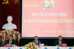 Các cán bộ chủ trì hội thảo. (Ảnh: Công Tường/TTXVN)