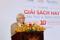 Nhà nghiên cứu triết học Bùi Văn Nam Sơn, thành viên Hội đồng xét giải phát biểu tại lễ công bố. (Ảnh: Thanh Vũ/TTXVN)