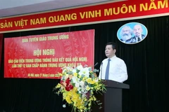 Ông Nguyễn Hồng Diên, Ủy viên Trung ương Đảng, Phó Trưởng Ban Tuyên giáo Trung ương thông báo kết quả Hội nghị lần thứ 12 Ban Chấp hành Trung ương Đảng Cộng sản Việt Nam khóa XII. (Ảnh: Phương Hoa/TTXVN)