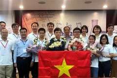 Em Lý Hải Đăng (hàng đầu tiên, đứng thứ 3, từ trái sang) tại kỳ thi Olympic Hóa học Quốc tế năm 2020. (Ảnh: TTXVN)