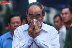 Bí thư Thành ủy TP.HCM viếng học sinh bị nạn do cây phượng bật gốc