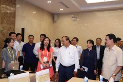 Thủ tướng Nguyễn Xuân Phúc kiểm tra công tác chuẩn bị tại Trung tâm báo chí. (Ảnh: Thống Nhất/TTXVN)