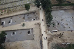 Hiện trường bãi cọc gỗ được khai quật. (Ảnh: An Đăng/TTXVN)