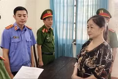Đối tượng Trần Thị Cảnh tại cơ quan công an. (Ảnh: Võ Dung/TTXVN)