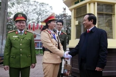 Phó Chủ tịch UBND thành phố Hà Nội Nguyễn Thế Hùng thăm hỏi lực lượng cảnh sát giao thông ra quân dịp năm mới Canh Tý 2020. (Ảnh: TTXVN)