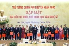 Thủ tướng Nguyễn Xuân Phúc gặp mặt đại biểu tri thức, nhà khoa học, văn nghệ sỹ. (Ảnh: Thống Nhất/TTXVN)