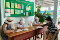 Người dân trở về từ Đà Nẵng đến khai báo y tế tại Trung tâm Y tế quận Thủ Đức. (Ảnh: Đinh Hằng/TTXVN)