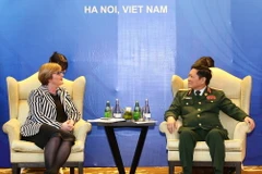 Bộ trưởng Bộ Quốc phòng Ngô Xuân Lịch gặp Bộ trưởng Bộ Quốc phòng Australia Linda Reynold. (Ảnh: Dương Giang/TTXVN)