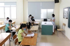 Thí sinh thi tốt nghiệp THPT 2020 đợt 2 làm thủ tục dự thi tại điểm thi Trường THPT Việt-Đức (quận Hoàn Kiếm, Hà Nội). (Ảnh: Thanh Tùng/TTXVN)