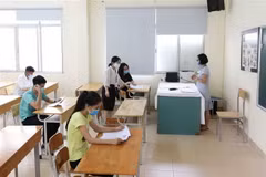 Thí sinh thi tốt nghiệp THPT 2020 đợt 2 làm thủ tục dự thi tại điểm thi Trường THPT Việt-Đức (quận Hoàn Kiếm, Hà Nội). (Ảnh: Thanh Tùng/TTXVN)
