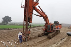 Nhà thầu thi công tại một đoạn trên tuyến cao tốc Bắc-Nam. (Ảnh: Đức Phương/TTXVN)