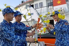 Các chiến sỹ tàu 9004 trang trí, chuẩn bị nhưng phần quà gửi tặng cán bộ, chiến sỹ, nhân dân đảo Bạch Long Vĩ. (Ảnh: An Đăng/TTXVN)