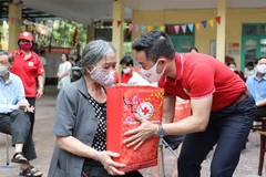  Tặng quà cho người khuyết tật, người có hoàn cảnh khó khăn trên địa bàn quận Hoàn Kiếm. (Ảnh: Thanh Tùng/TTXVN)