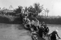 'Đội quân tóc dài ' Bến Tre đi biểu tình đòi Ngụy quyền chấm dứt việc bắt thanh niên đi lính, đòi quân đội Mỹ-Diệm chấm dứt khủng bố. (Ảnh: Tư liệu TTXVN)