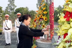 Chủ tịch Quốc hội dâng hương viếng Nghĩa trang Liệt sỹ tỉnh Bến Tre. (Ảnh: Trọng Đức/TTXVN)