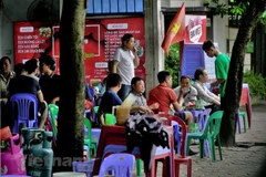 Một quán nhậu tại khu vực hồ Ba Mẫu tụ tập đông người. (Ảnh: Minh Hiếu/Vietnam+)