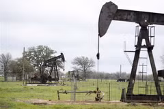 Một trạm bơm dầu ở Luling, bang Texas, Mỹ. (Ảnh: THX/TTXVN)