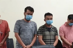 Hai đối tượng cầm đầu Nguyễn Trọng Dương (bên trái) và Trần Đức Toàn tại cơ quan điều tra. (Ảnh: Thành Chung/TTXVN)