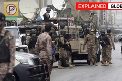 Nhân viên an ninh bên ngoài Sở Giao dịch Chứng khoán Pakistan sau vụ tấn công. (Nguồn: AP)