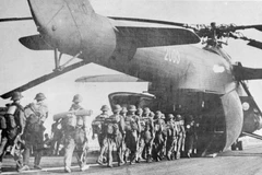 Bộ đội lên máy bay vận tải vào miền Nam tham gia chiến dịch Hồ Chí Minh, giải phóng Sài Gòn (tháng 4/1975). (Ảnh: TTXVN)