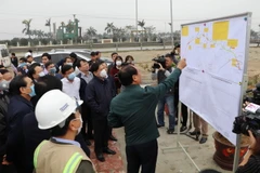 Sở Giao thông Vận tải Ninh Bình báo cáo với đoàn công tác về tiến độ thực hiện dự án cao tốc Bắc-Nam. (Ảnh: Đức Phương/TTXVN)