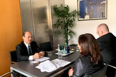 Đại sứ Lê Dũng làm việc với Đại sứ Anita Pipan, Tổng Vụ trưởng phụ trách chính sách an ninh và đối ngoại, Bộ Ngoại giao Slovenia. (Nguồn: Vietnam+)