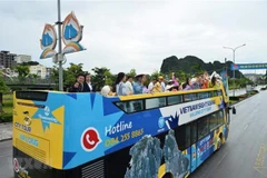 Một chiếc xe hai tầng phục vụ vận chuyển khách du lịch. (Ảnh minh họa. Nguồn: TTXVN)