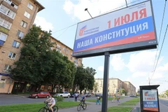 Những tấm Pano lớn được bố trí tại những nơi công cộng nhằm động viên cử tri Nga đi bỏ phiếu cho sửa đổi Hiến pháp. (Ảnh: Trần Hiếu/TTXVN)