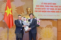 Ủy viên Trung ương Đảng, Ủy viên Ủy ban Thường vụ Quốc hội, Tổng Thư ký Quốc hội, Chủ nhiệm Văn phòng Quốc hội Nguyễn Hạnh Phúc (bên phải) trao Quyết định của Bộ Chính trị, Nghị quyết của Ủy ban Thường vụ Quốc hội và tặng hoa chúc mừng ông Trần Sỹ Thanh. 