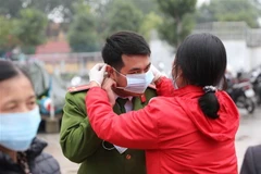 Cán bộ, hội viên Hội Chữ thập đỏ thành phố Hà Nội tuyên truyền, phát khẩu trang miễn phí tại Gia Lâm. (Ảnh: Thanh Tùng/TTXVN)