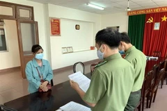 Công an thành phố Bảo Lộc làm việc với chị T.T.K. (Ảnh: Chu Quốc Hùng/TTXVN)