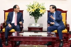 Bộ trưởng Bộ Lao động-Thương binh và Xã hội Đào Ngọc Dung (bên phải) tiếp ông Park Noh-Wan, Đại sứ Hàn Quốc tại Việt Nam mới được bổ nhiệm. (Ảnh: Anh Tuấn/TTXVN)
